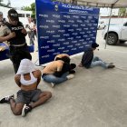 Los sospechosos investigados por el ataque a balas, durante la misa en la playa.