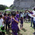 Jairo Campos (d) festeja con sus pupilos tras conseguir el título en la categoría Sub-9.
