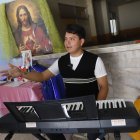 Alexander Rivera  explica sobre los talleres para personas mayores y para los niños.