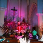 Creyentes católicos rinden reverencia ante la Sagrada Eucaristía.