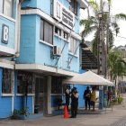 Hombres de la policía custodian las instalaciones del Municipio de Durán.