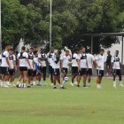 Los jugadores de Emelec realizaron el entrenamiento sin meter intensidad.