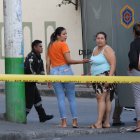 La familia del hombre asesinado llegó a la escena del crimen minutos antes que el cadáver sea movilizado por Medicina Legal.