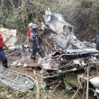 Los restos de la aeronave estaban aún en llamas cuando llegaron moradores y bomberos.