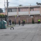 Policías llegaron a ver que lo asustaba en el jardín de un domicilio.