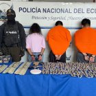 En el operativo se detuvo a dos hombres y una mujer, en viviendas en donde había drogas y armas.
