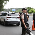 Este es el vehículo en el que se movilizaba la personas que fue atacada a tiros en la vía a la Costa.