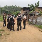 La policía llegó a la morada de madera para hacer la inspección.