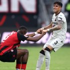 Piero Hincapié (d) saludó a Willian Pacho en uno de los partidos por Bundesliga