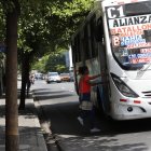 Buses dejan y recogen pasajeros de la acera de Alfredo Baquerizo Moreno, entre Juan Montalvo y Bautista Aguirre.