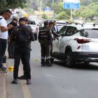 La persona que se movilizaba en este vehículo fue atacada por sujetos que iban en un carro dorado, sin placa.