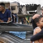 Anthony y Linda se brindan  consuelo. Las paredes y pilares de la vivienda están a punto de ceder.