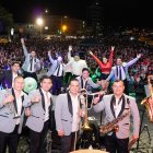 La orquesta ha fusionado varios instrumentos musicales, como trompetas, pianos, tambores, entre otros.