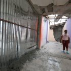 Linda Rodríguez recorre con tristeza cada espacio de la vivienda que fue su hogar por más de una década.