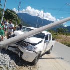 Un vehículo se estrelló contra un poste de luz.