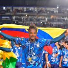 Andrés Micolta con la bandera de Ecuador en el festejo de Pachuca al ganar la Concachampions.