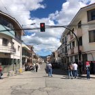 Personal de Criminalística realizó el levantamiento del cadáver del hombre que fue asesinado al estilo sicariato en el centro de Cuenca.