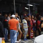 Varias personas observaron el incidente en el lugar.