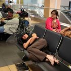 Varias personas se quedaron varadas en el aeropuerto.