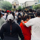 Elvia Santillán (centro) miraba fijamente una figura de la Virgen María en la procesión.