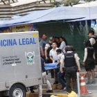 Los cuerpos quedaron tendidos en uno de los pasillos del sitio. Policías retiraron los cadáveres.