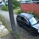 El policía salió de su casa y miraba a todos lados por si había alguien sospechoso.