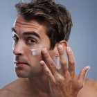 Los hombres no son tan cuidadosos con su piel, asegura experta