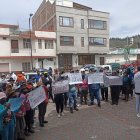 Con letreros, decenas de comuneros reclaman justicia y  solicitan la libertad de los familiares detenidos.