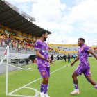 Jeison Medina (i) se despidió del club mientras que Luis Cano (d) renovó con Aucas.