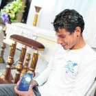 Marcelo, nombre ficticio, lloró al escuchar las anécdotas de las vecinas con su pequeña Carolina.