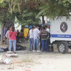 Policías acudieron al punto para retirar el cadáver y buscar algún indicio cerca del cuerpo.
