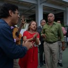 Los actores y equipo de producción se animó a cantar música folclórica minutos antes de la proyección de la película.