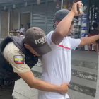 Los agentes realizan los operativos dentro y fuera de las zonas comerciales, como por ejemplo en mercados.