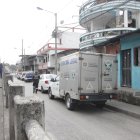 El cadáver fue retirado del interior de la vivienda por agentes policiales, en un vehículo de Medicina Legal.