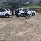 A un costado de la vía fue encontrado el cuerpo sin vida.