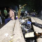 Las jardineras del espacio turístico lucen repletas de botellas de licores en vez de plantas.