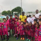 Davis Bautista en el Suburbio de Guayaquil junto a los chicos de la escuela Chocolate Medina.