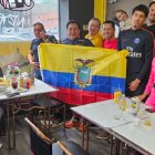 Compatriotas de otros y periodistas que llegaron de Ecuador en la previa del partido.