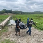 Agentes policiales acudieron al sector para retirar el cuerpo.