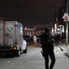 Los cuerpos quedaron tendidos en la acera, a poca distancia uno del otro.