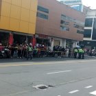 La gente miraba sorprendida el accidente de tránsito.