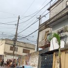 El vehículo en el que iba la víctima quedó trepado en la vereda.