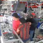 Momento en que los implicados se llevaron al ciudadano del local comercial.