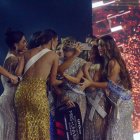 Sus compañeras la felicitaron luego de la coronación. No hubo ni desfile final de la ganadora.