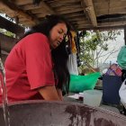 Los barrios que están ubicados en la zona alta de Conocoto son los más afectados. Vecinos deben recoger el agua en baldes.