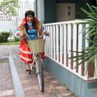 La India María llegó a la cita en bicicleta.