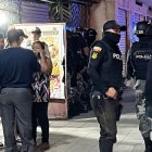 La joven embarazada fue sorprendida en un local de venta de comidas.