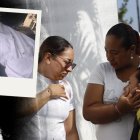 Familiares de la pareja asesinada llegaron a la morgue a retirar sus cuerpos. Lloraban desconsolados.