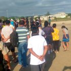 Una joven que caminaba a la orilla del mar tropezó con los restos de una red.