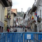 Dos cuadras a la redonda se han cerrado con vallas en el Centro Histórico de Quito, para restringir el acceso hacia el Palacio de Carondelet.